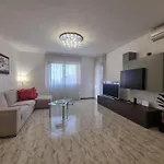 Apartment Spacious 2-bedroom Near Pordenone, Quiet Area *